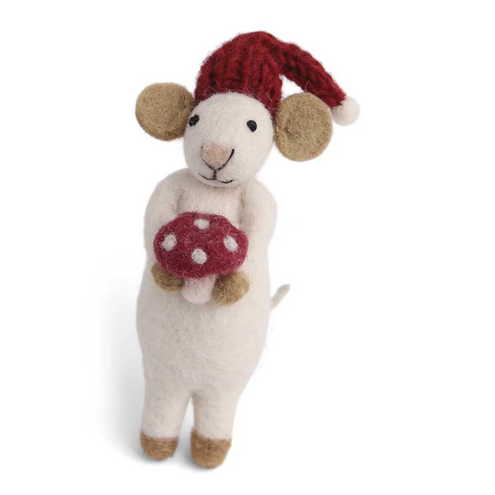 Handgefertigte Mausfigur von Gry & Sif, die einen roten Hut trägt und einen roten Pilz hält.