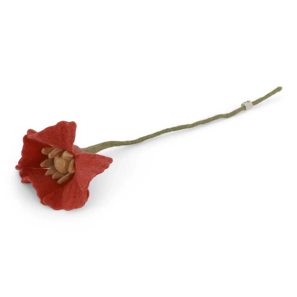Die Gry & Sif - Mohnblume Filz ist eine einzelne rote Filzblume mit grünem Stiel und beiger Mitte, die auf weißem Hintergrund abgebildet ist.