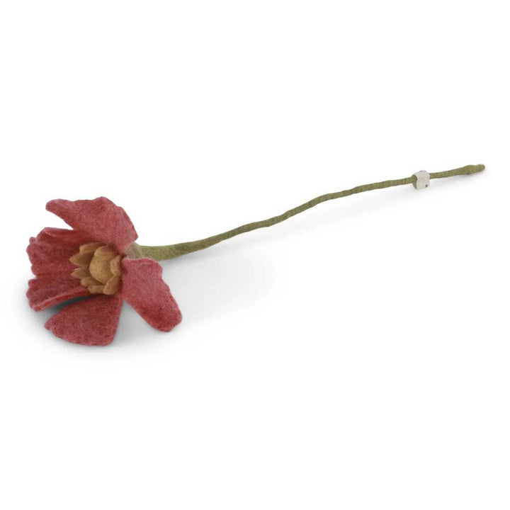Die Gry & Sif - Mohnblume Filz ist eine künstliche rote Blume mit einem langen grünen Stiel und mehreren Blütenblättern aus Filz, abgebildet auf weißem Hintergrund.