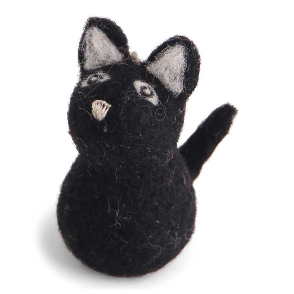Eine kleine, handgefertigte Katzenfigur aus schwarzem Filz mit weißen Details an Ohren, Augen und Nase von Gry &amp; Sif – Schwarze Katze Filz.
