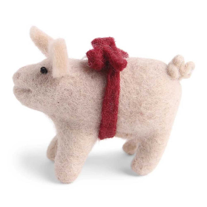 Vor einem schlichten Hintergrund ist ein Gry &amp; Sif Schwein mit roter Schleife Filz zu sehen.