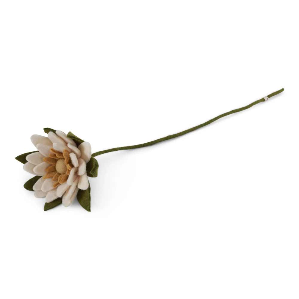 Der Gry & Sif - Seerose Filz besteht aus creme- und beigefarbenen Filzblättern, grünen Blättern und einem langen grünen Stiel auf weißem Hintergrund.
