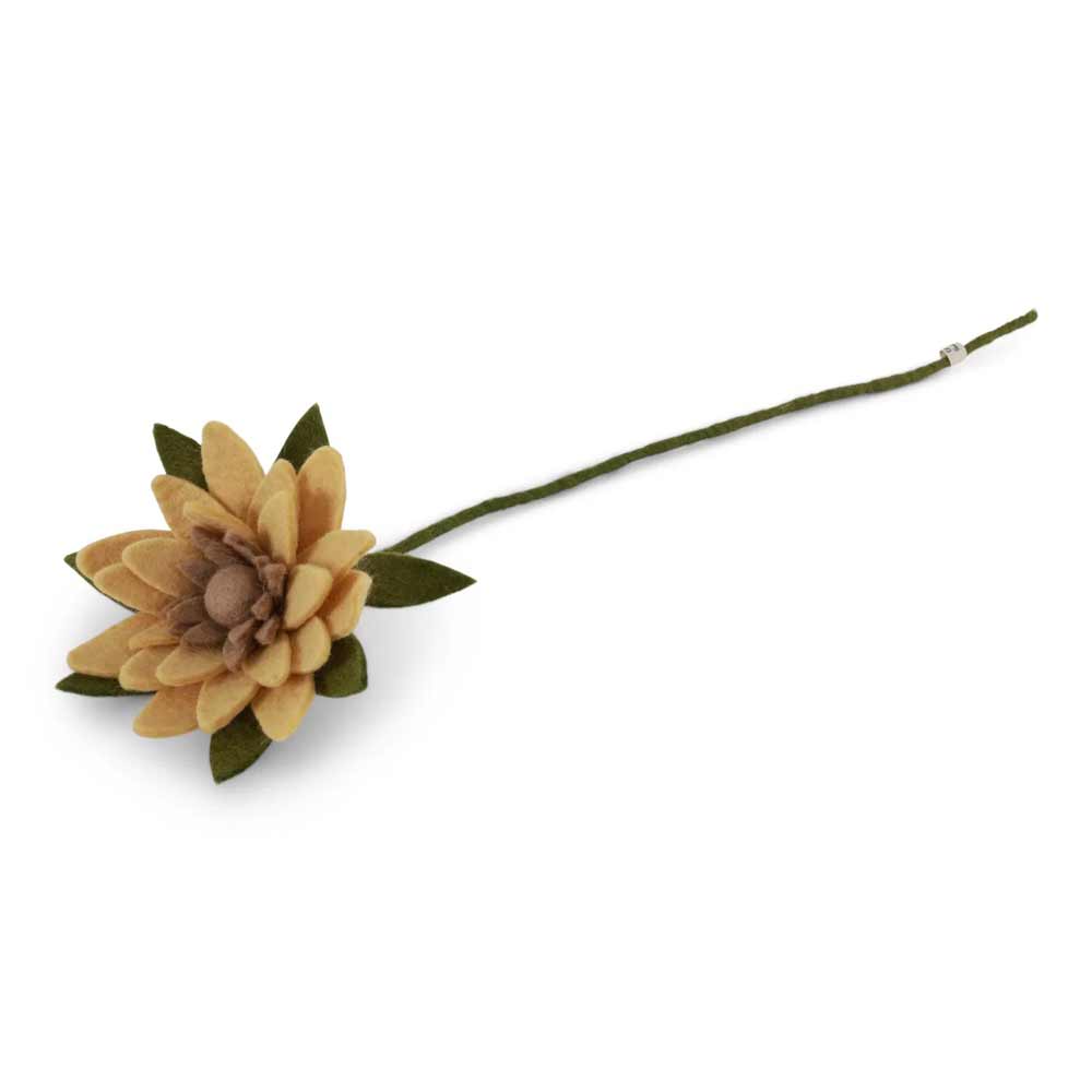 Die Gry & Sif - Sonnenblume Filz ist eine hellbraune und grüne Filz-Sonnenblume mit geschichteten Blütenblättern und einem langen, dünnen Stiel, die auf einem weißen Hintergrund abgebildet ist.