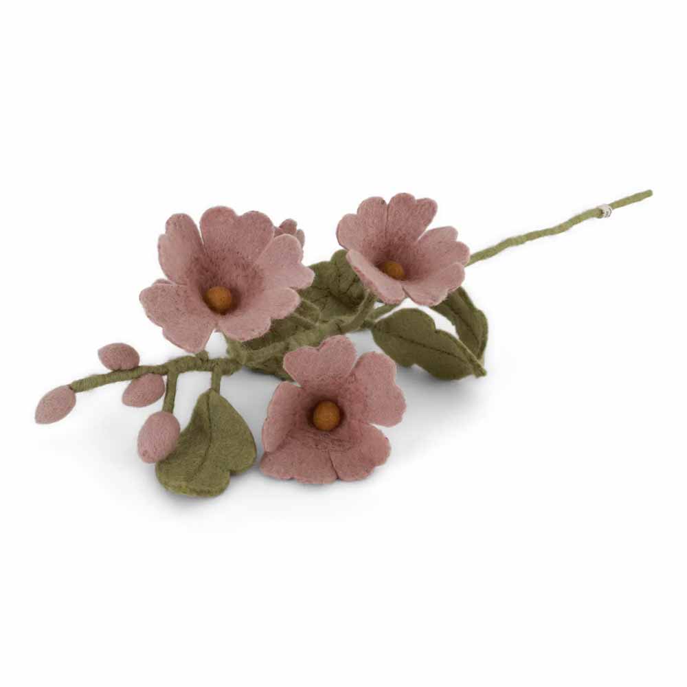 Der Gry & Sif - Stockrose Filz besteht aus einem Zweig mit drei rosafarbenen Filzblüten, grünen Blättern und kleinen Knospen, die alle aus Stoff gefertigt sind.
