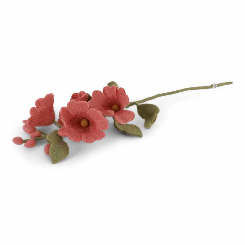 Der Gry & Sif - Stockrose Filz zeigt einen mit rosa Blüten und grünen Blättern geschmückten Filzzweig auf einem weißen Hintergrund.