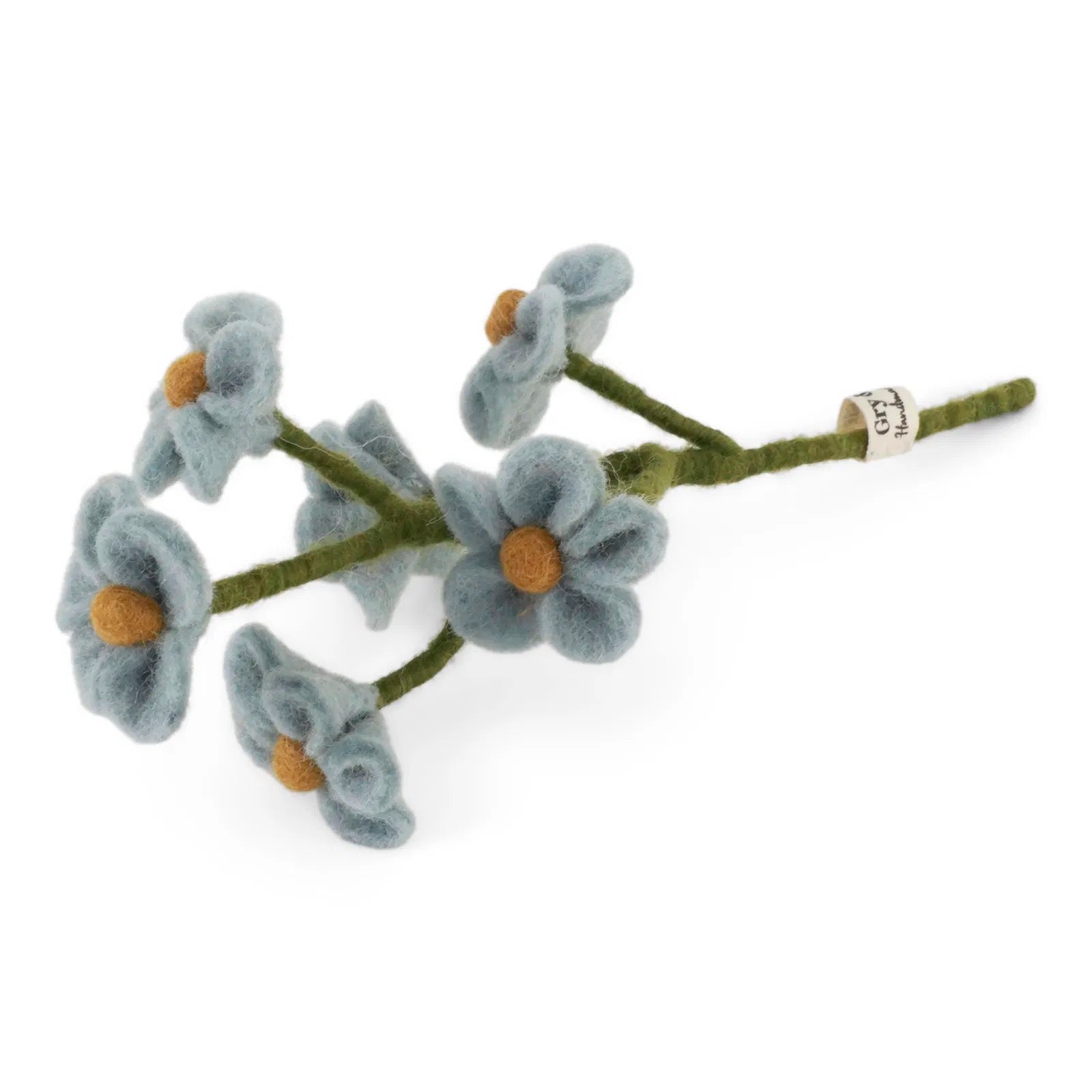 Die Gry & Sif - Vergiss mein nicht Filzblume zeigt fünf blaue Filzblüten mit gelber Mitte auf einem grünen Filzstiel, komplett mit einem kleinen Etikett.