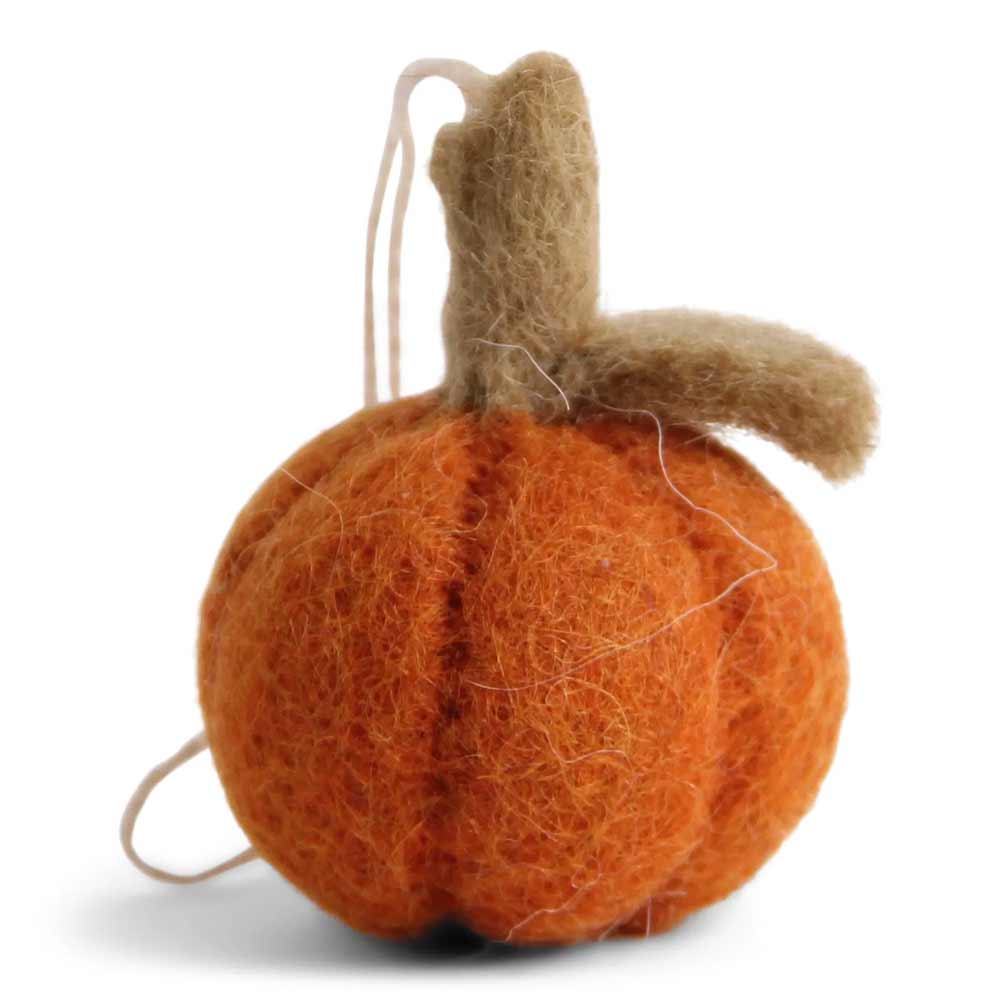 Das Gry & Sif Kürbis Anhänger Filz Mini Orange 3er-Set besteht aus kleinen orangefarbenen Filzkürbissen mit braunen Stielen und angebrachten Schnüren.