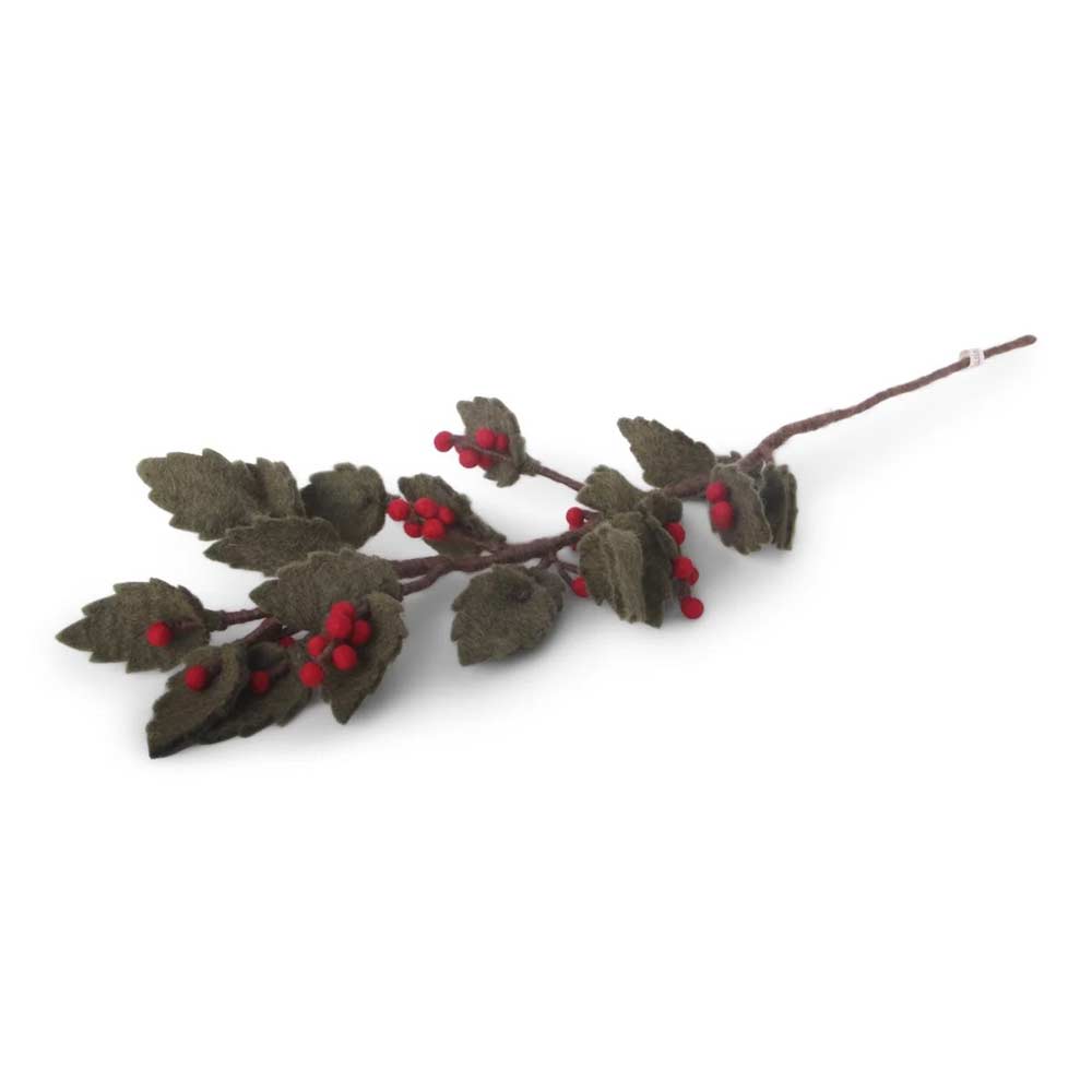 Ein 60 cm langer Stechpalmenzweig aus Filz mit grünen Blättern und Büscheln kleiner roter Beeren, genannt Gry & Sif – Stechpalmenzweig.