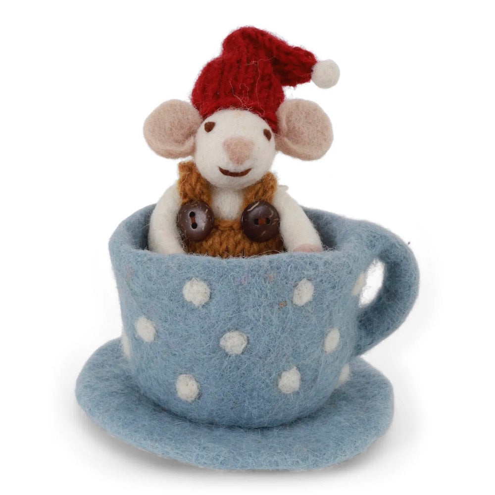 Die Gry & Sif - Maus Filz in blauer Tasse zeigt eine Filzmaus mit rotem Hut und brauner Weste, die in einer blau gepunkteten Teetasse und Untertasse aus Filz sitzt.