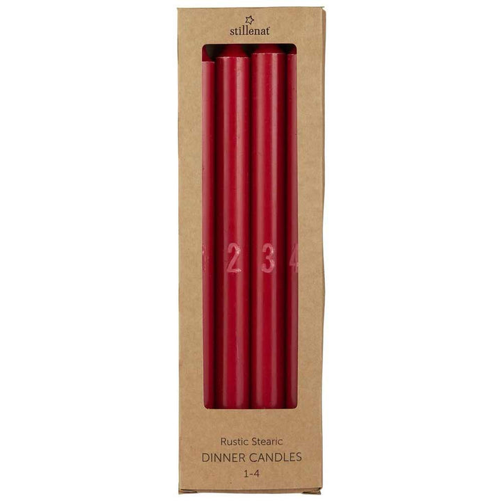 Schachtel mit vier roten rustikalen Stearin-Tafelkerzen, auf der Vorderseite von 1 bis 4 nummeriert, in einer Kartonverpackung mit der Aufschrift „Ib Laursen – Adventskerzen 1-4 mit Prägung in Schachtel Länge 29 cm.“