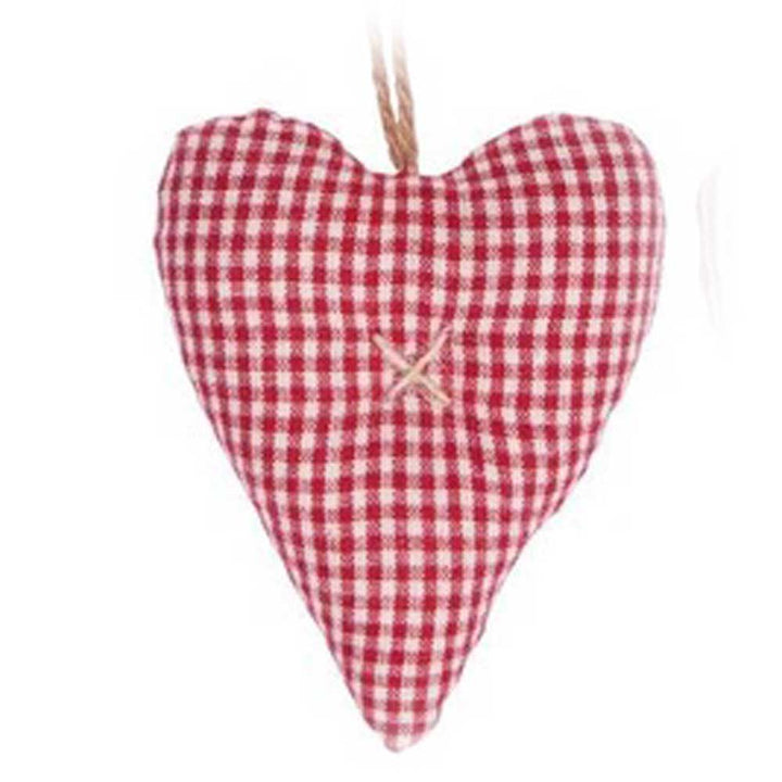 Bei dem Produkt handelt es sich um den „Ib Laursen - Anhänger Herz Stoff My Nostalgic Christmas“, ein Stoffherz im rot-weiß karierten Design mit einer Kordelschlaufe und einem gestickten „X“ in der Mitte.