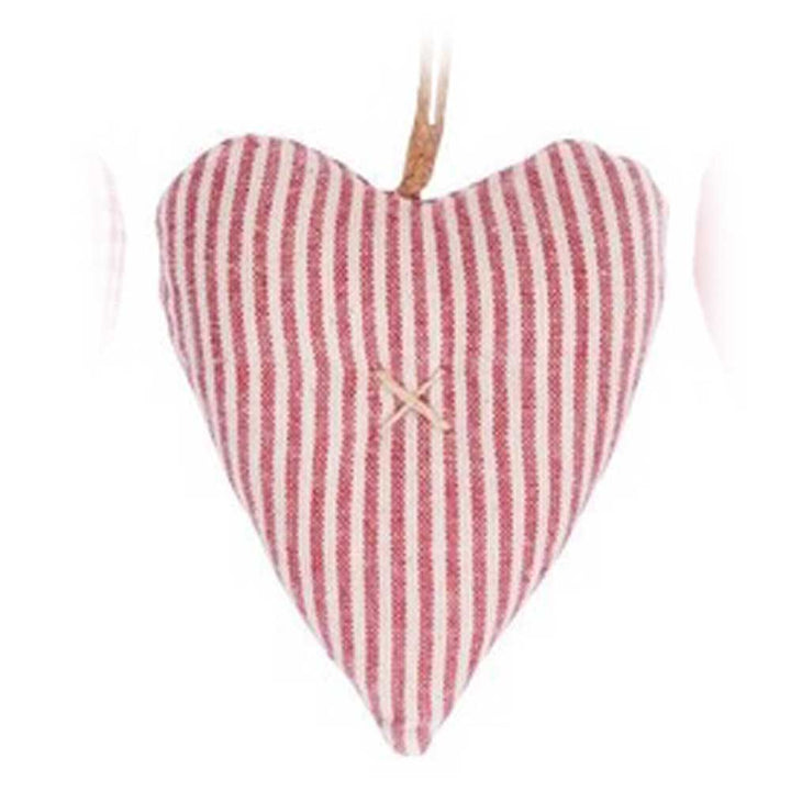 „Anhänger Herz Stoff My Nostalgic Christmas“ von Ib Laursen ist ein rot-weiß gestreiftes herzförmiges Stoffornament mit einem kleinen aufgestickten „X“ in der Mitte und hängt elegant an einer Schnur.