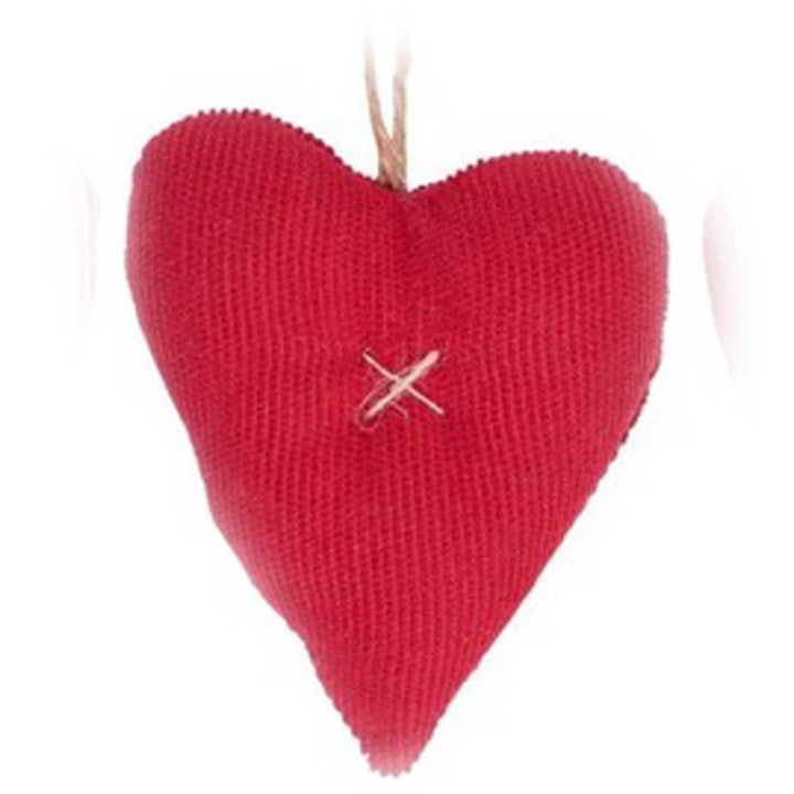 An Ib Laursen - Anhänger Herz Stoff. Mein nostalgisches Weihnachtsornament, aus rotem Stoff mit sichtbarer Naht in der Mitte gefertigt, hängt an einer Schnur.