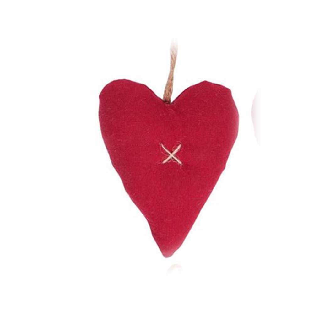 „Anhänger Herz Stoff My Nostalgic Christmas“ von Ib Laursen ist ein herzförmiges Stoffornament in Rot mit einem kleinen x-förmigen Stich in der Mitte und einer Schlaufe zum Aufhängen.