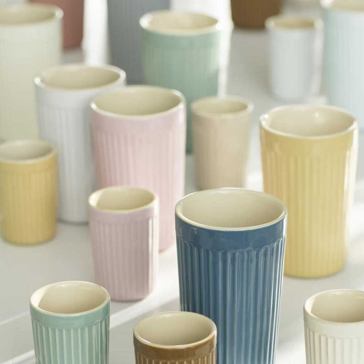 Verschiedene Ib Laursen - Cafe Latte Becher mit Rillen Mynte-Tassen mit verschiedenen Texturen auf hellem Hintergrund.