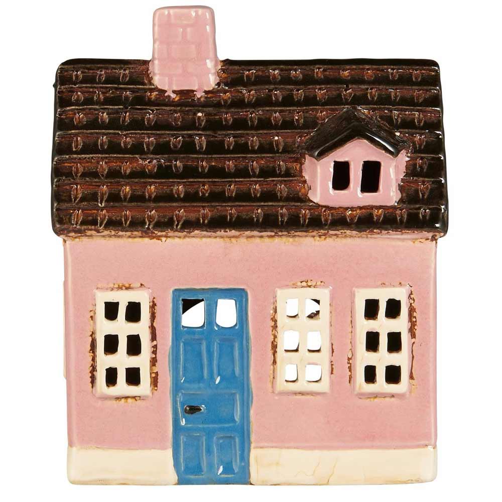 Das Ib Laursen Haus für Teelicht „My Home Town“ ist ein Keramikhaus mit rosafarbener Außenseite, braunem Dach, blauer Tür und weißen Fensterrahmen.