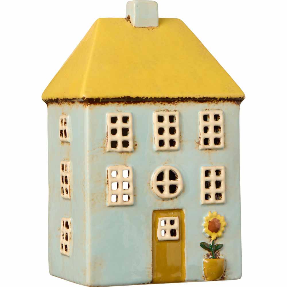 Keramik "Ib Laursen - Haus für Teelicht Nyhavn" mit hellblauer Oberfläche, gelbem Dach, quadratischen Fenstern, gelber Tür und einer Sonnenblume am Eingang - perfekt als dekorativer Teelichthalter.