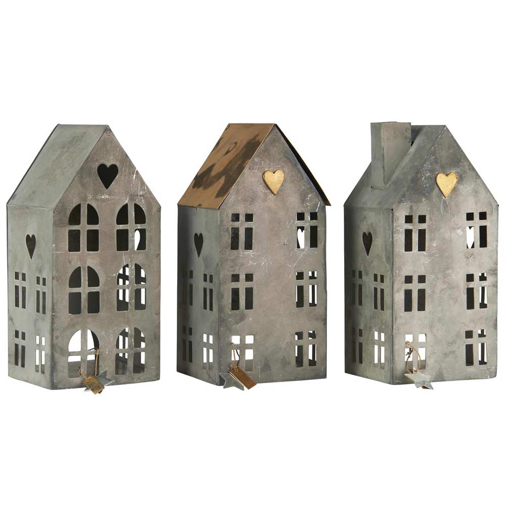 Drei Ib Laursen - Haus für Teelicht Stillenat-Laternen, aus Metall gefertigt und in Form von Häusern mit ausgeschnittenen Herzen an den Fassaden und Dächern gestaltet.