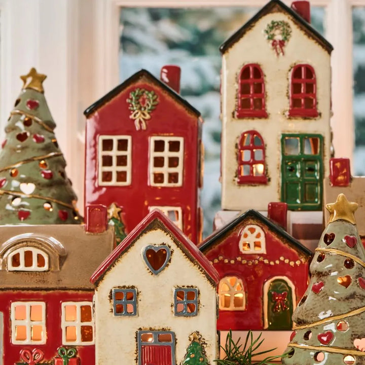 Ib Laursen - Haus für Teelicht Stillenat rotes Dach und Tannenbaum vor dem Haus