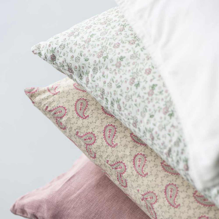Der Ib Laursen Kissenbezug Velours Butter Cream (72 x 52 cm) ist ein weicher, samtiger Kissenbezug in einem hellen Cremeton – perfekt zum Stapeln mit gemusterten und einfarbigen Kissen, um Ihrem Raum Eleganz zu verleihen.
