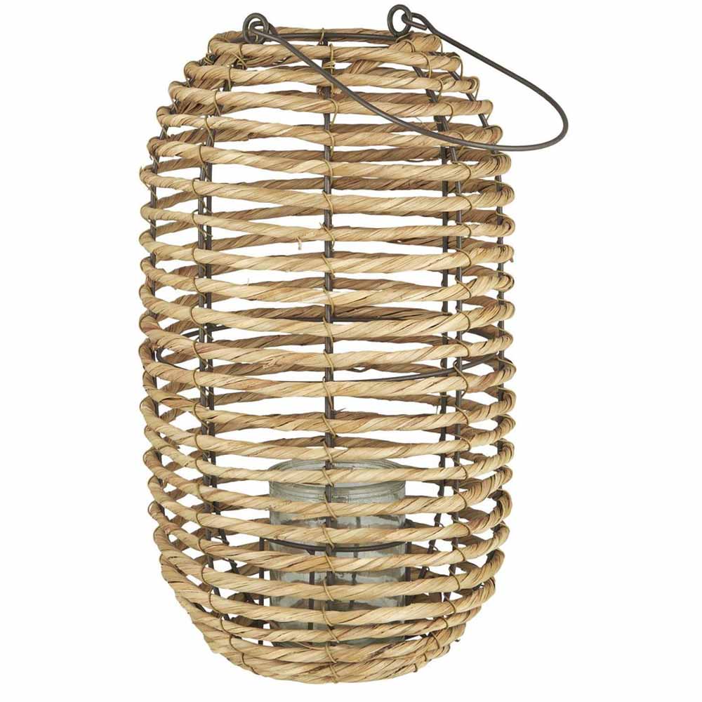 Geflochtene Laterne mit Glaseinsatz und Metallgriff.
Produkt: Ib Laursen - Laterne Seegras und Metall mit Glaseinsatz
