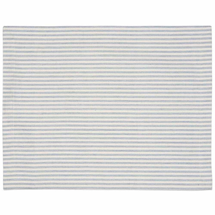 Ein Ib Laursen - Tischset staubig blau mit weißen Streifen auf weißem Hintergrund.