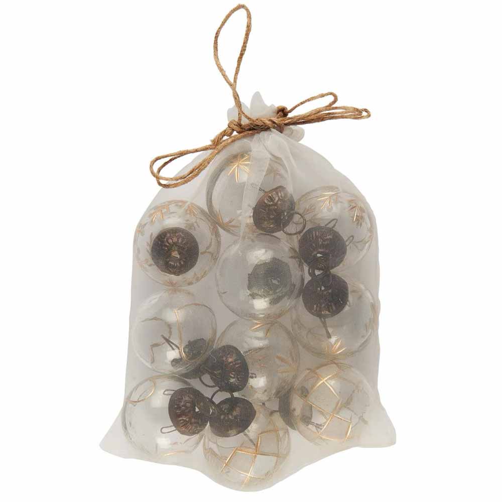 Eine durchsichtige Tasche mit Metallornamenten mit Schnurschlaufen, die oben mit einer Bindfadenschleife befestigt ist, ist erhältlich als „Ib Laursen – Tüte mit 10 Weihnachtskugeln mini mit goldener Eingravierung“.