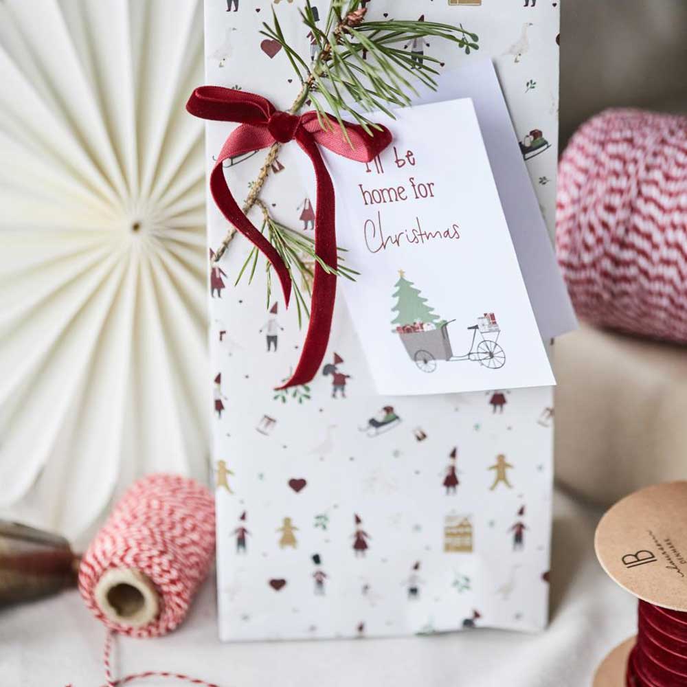Eine Weihnachtsgeschenktüte mit einem Ib Laursen - Veloursband auf Spule 10 m bordeauxfarbenem Band und einem Anhänger.