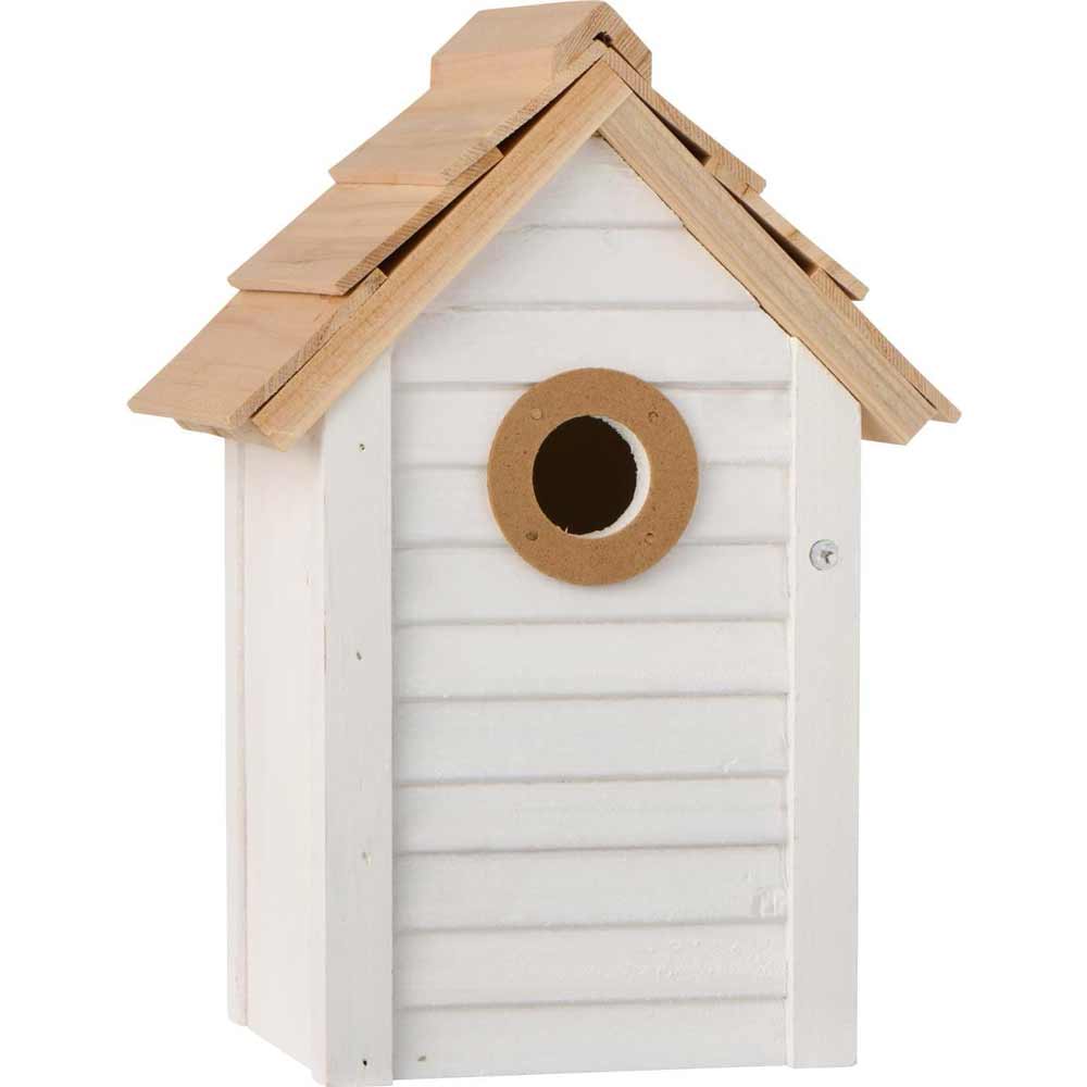 Das Ib Laursen Vogelhaus weiß mit naturfarbigem Dach ist ein Vogelhaus aus Holz mit einem weiß lackierten Korpus, einem schrägen Dach aus Naturholz und einem runden Eingang an der Vorderseite.