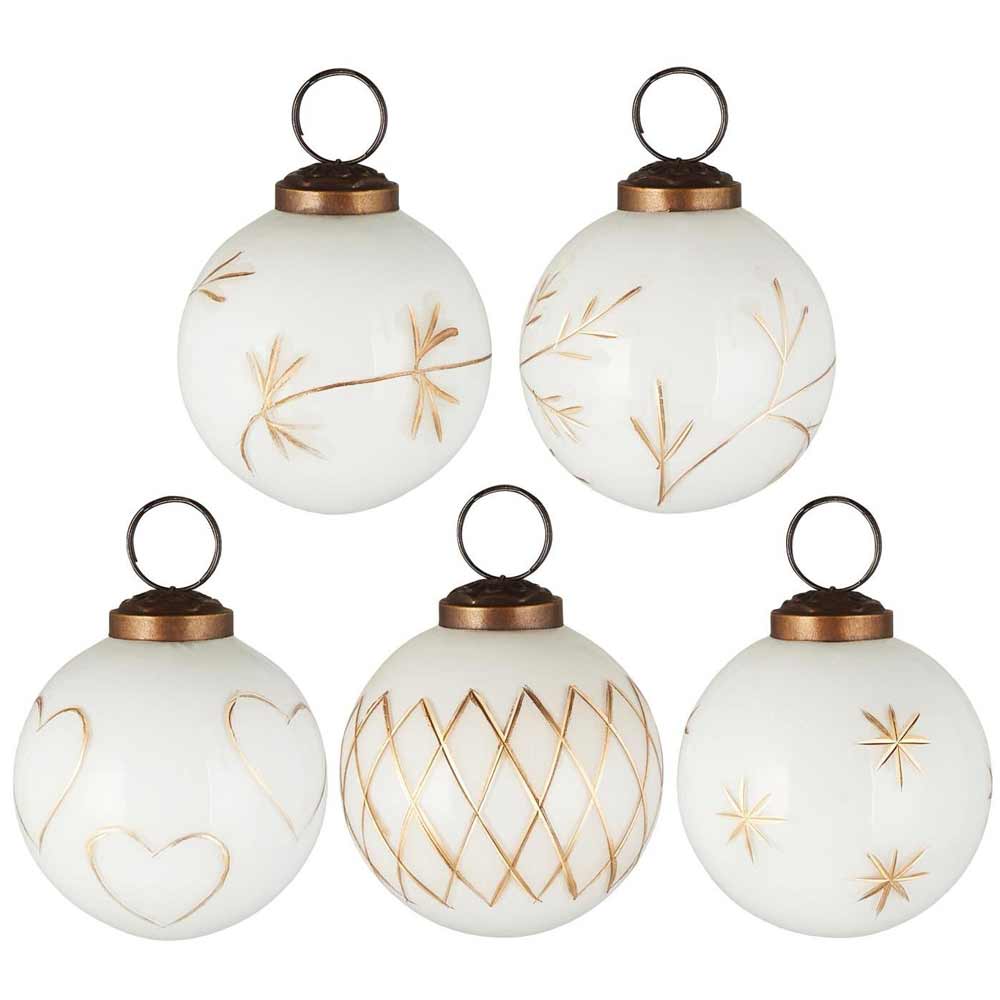 Ein Set aus fünf weißen Weihnachtsornamenten von Ib Laursen, jeweils verziert mit goldenen Gravuren mit geometrischen und von der Natur inspirierten Designs, komplett mit Schlaufen zum Aufhängen.