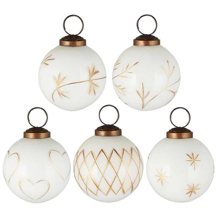 Ein Set aus fünf weißen Weihnachtsornamenten von Ib Laursen, jeweils verziert mit goldenen Gravuren mit geometrischen und von der Natur inspirierten Designs, komplett mit Schlaufen zum Aufhängen.