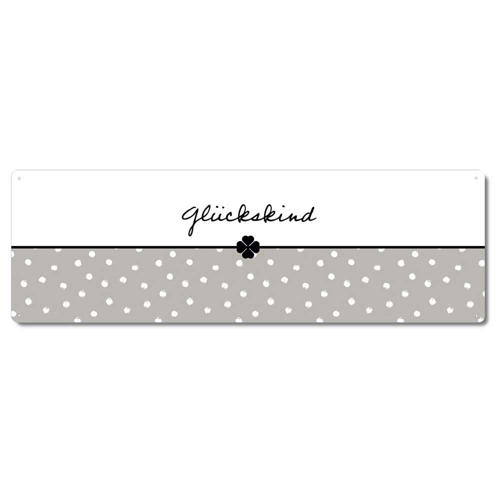 Ein rechteckiges Schild mit dem deutschen Wort „Glückskind“ in handgeschriebener Schrift über einem schwarz-weißen vierblättrigen Kleeblatt. Die untere Hälfte des Schildes hat ein graues Tupfenmuster. Es handelt sich um das Interluxe Metallschild – Glückskind.