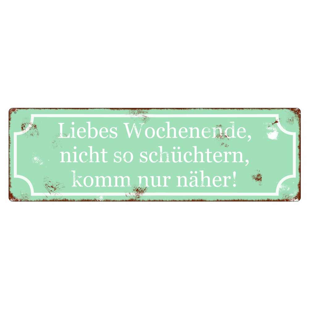 Auf einem rechteckigen grünen Schild mit abgenutzten Kanten steht in weißem deutschen Text: „Interluxe Metallschild – Liebes Wochenende nicht so schüchtern“.