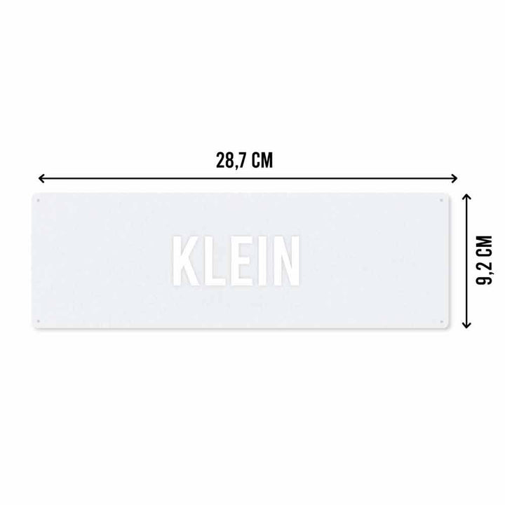 Weißes, rechteckiges Schild mit den Maßen 28,7 cm x 9,2 cm mit den Worten „Interluxe Metallschild – Mr. & Mrs. Hochzeit“ in fetten Großbuchstaben in der Mitte.