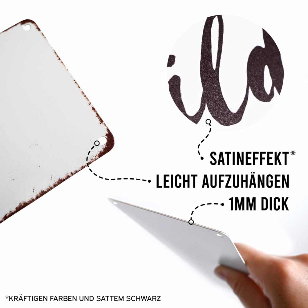Eine Person hält ein dünnes, weißes, rechteckiges Metallblech mit verrosteten Kanten. Der Text gibt an, dass es 1 mm dick ist, einen Satineffekt hat und leicht aufzuhängen ist. Der untere Text erwähnt leuchtende Farben und tiefes Schwarz. Der Produktname lautet Interluxe Metallschild mit Flaschenöffner - Universalschlüssel nach DIN 0815.