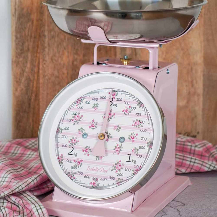Eine Isabelle Rose - Küchenwaage Retro mit floralen Details auf einem karierten Tuch.