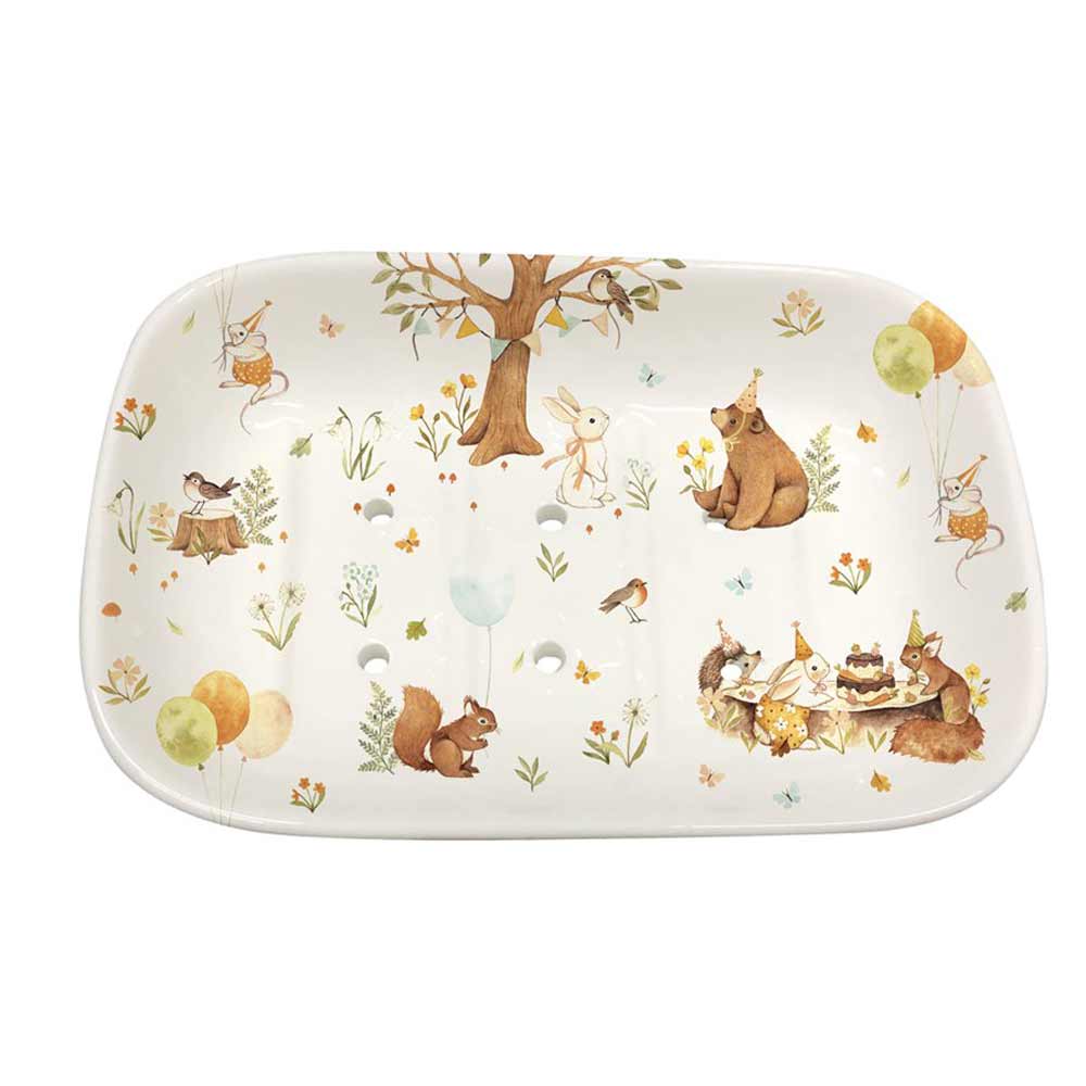 Isabelle Rose – Seifenhalter Keramik mit Illustrationen von Waldtieren, darunter ein Bär, ein Hase, ein Eichhörnchen und Mäuse, die eine Party mit Luftballons, Kuchen und einem Picknick unter einem Baum feiern.