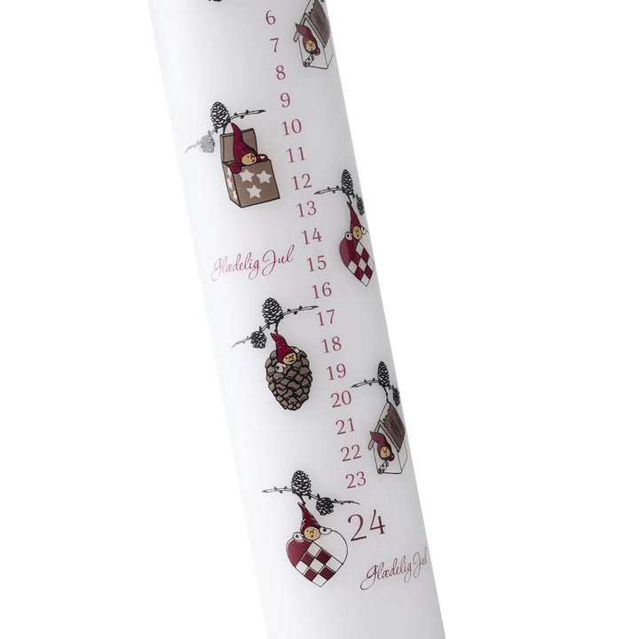 Die Klarborg Denmark Adventskerze 1-24 Nisserik White ist eine weiße Weihnachtskalenderkerze mit den roten Zahlen 1-24 und weihnachtlichen Motiven wie Tannenzapfen, Herzen und Geschenkboxen.