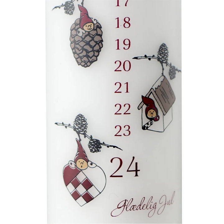 Eine Nahaufnahme der Klarborg Denmark - Adventskerze 1-24 Nisserik White mit roten Zahlen, weihnachtlichen Zwergenmotiven und dem Text "Glædelig Jul" am Sockel.