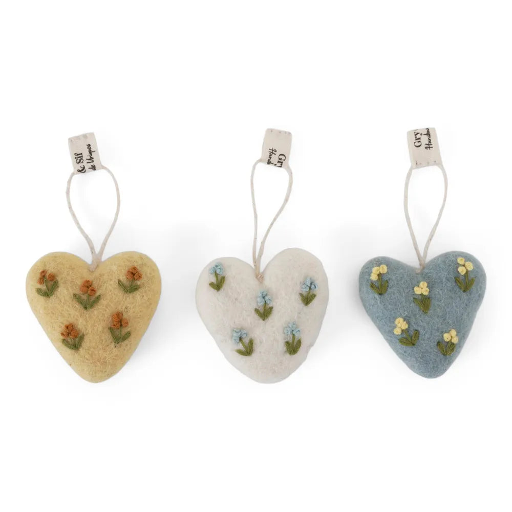 Gry & Sif - Kleines Herz mit Blumenstickerei