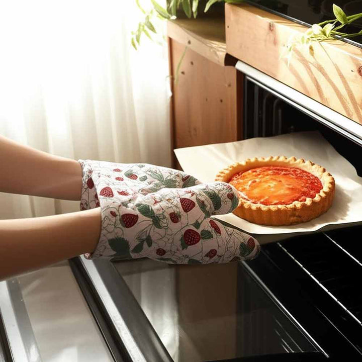 Krasilnikoff - Ofenhandschuh Erdbeeren weiß