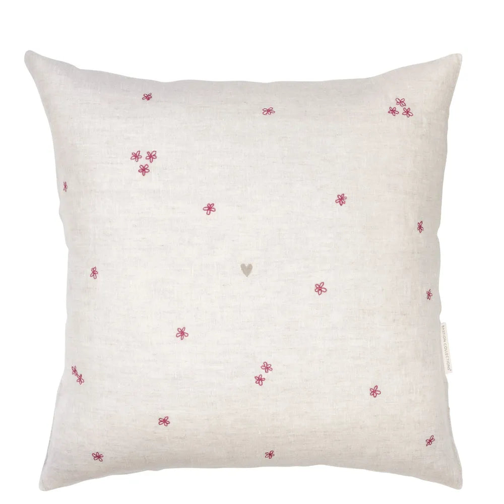 Bastion Collections - Kissenhülle Beige mit rosa Blumenstickerei und Herz 60 x 60 cm