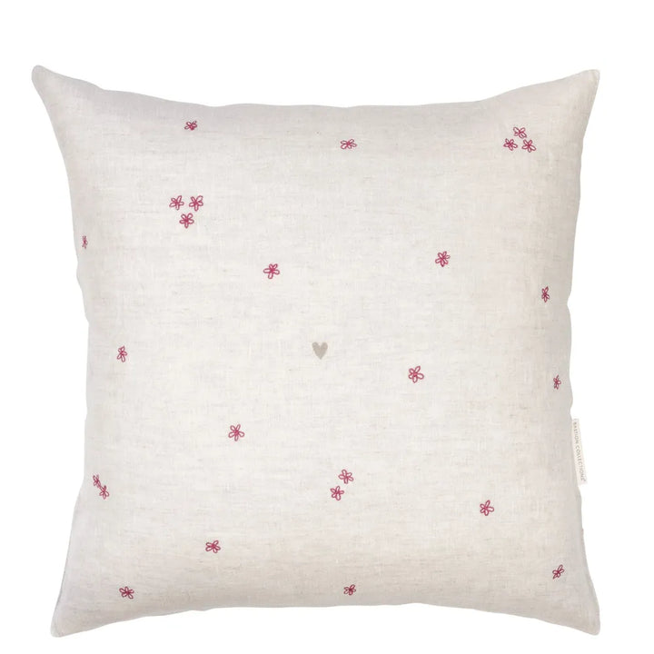 Bastion Collections - Kissenhülle Beige mit rosa Blumenstickerei und Herz 60 x 60 cm