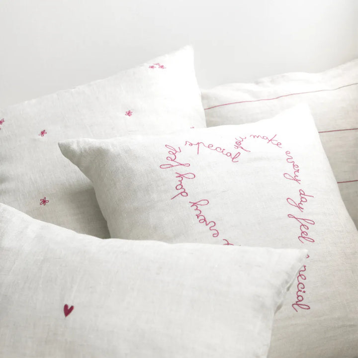 Bastion Collections - Kissenhülle Beige mit rosa Blumenstickerei und Herz 60 x 60 cm