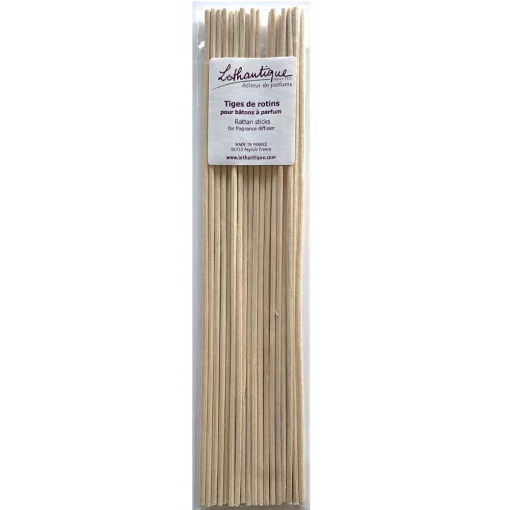 Eine Packung Lothantique - Rattan Stäbchen für Raumduft-Diffuser Ersatzstäbe, naturfarbene Rattanstäbchen für Raumduft-Diffuser, übersichtlich angeordnet in einer durchsichtigen Kunststoffhülle mit beschriftetem Deckel.