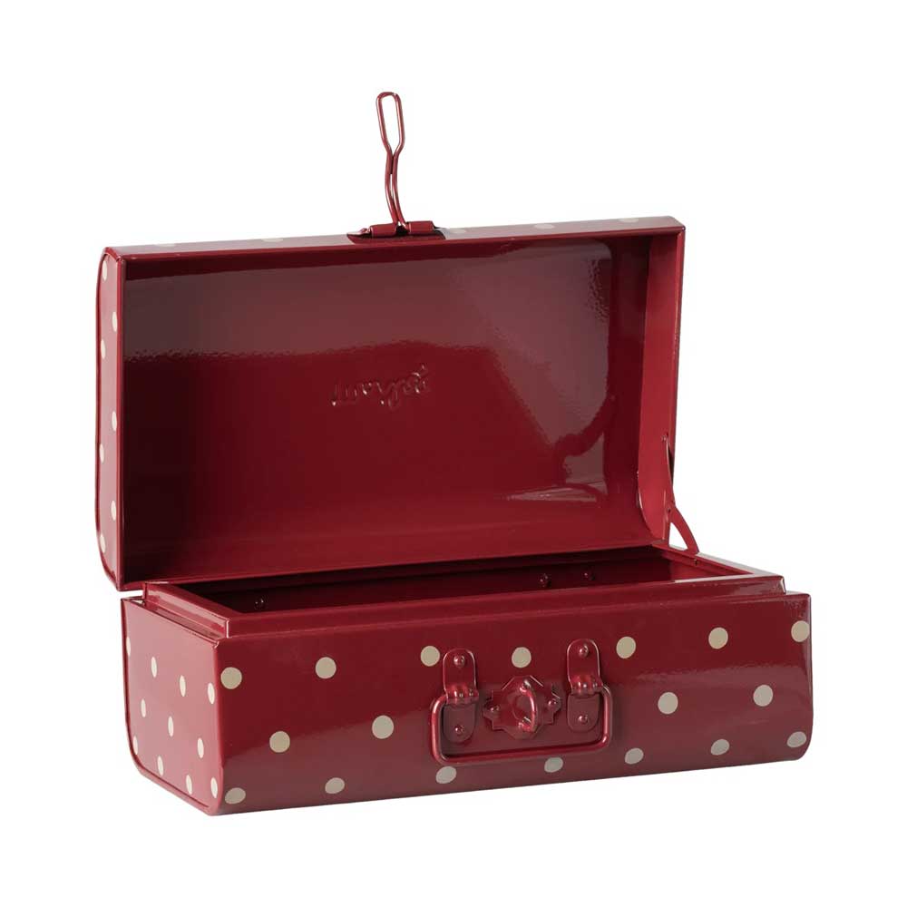Öffnen Sie die rote Metall-Aufbewahrungsbox von Maileg mit Punkten, die über einen Metallriegel und einen Griff am Deckel verfügt.