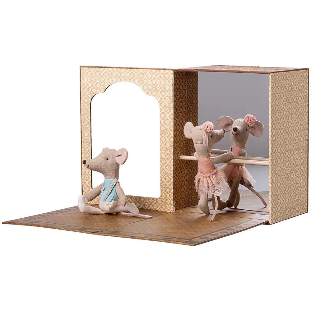 Das Maileg - Balett Maus in Tanzstudio Little Sister & Brother zeigt drei Spielzeugmäuse: zwei in Tutus, die an der Stange üben, und eine im Trikot, die auf dem Boden eines Miniatur-Ballettstudios sitzt.