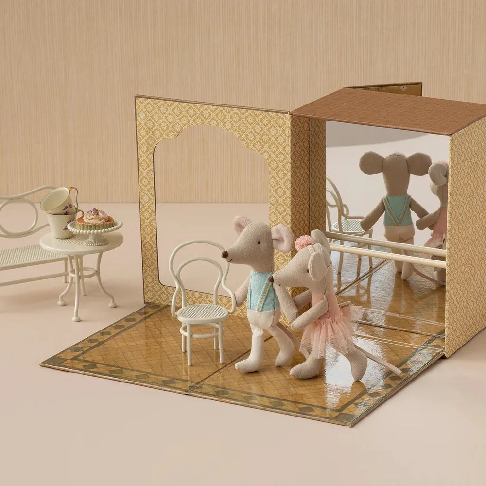 Das Maileg - Balett Maus in Tanzstudio Little Sister & Brother Set zeigt zwei ausgestopfte Mäuse als Balletttänzer in einem Miniatur-Tanzstudio mit Spiegelwand, Ballettstange und einem kleinen Tisch mit Stühlen.