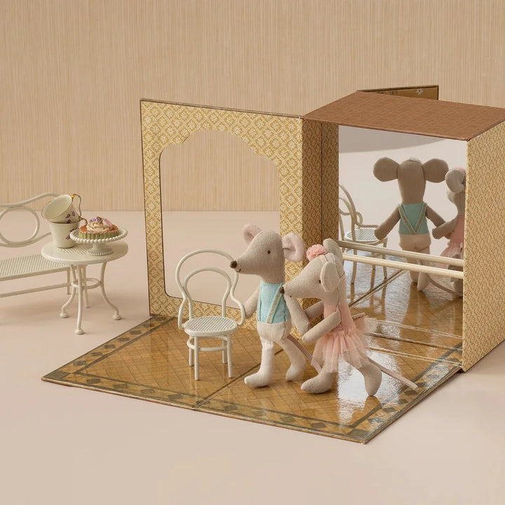 Das Maileg - Balett Maus in Tanzstudio Little Sister & Brother Set zeigt zwei ausgestopfte Mäuse als Balletttänzer in einem Miniatur-Tanzstudio mit Spiegelwand, Ballettstange und einem kleinen Tisch mit Stühlen.