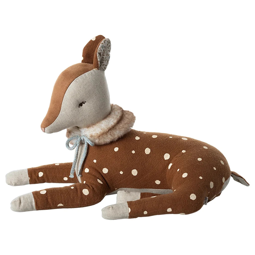 Maileg - Bambi ist ein Plüschtier in Form eines braunen Rehs mit weißen Flecken, cremefarbenen Ohren und einem pelzigen Kragen, der mit einer blauen Schleife gebunden ist.